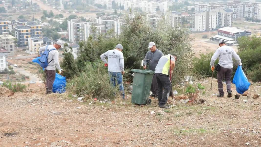 Antalya’yı İzlemeye Gidiyorlar… Arkada Çöp Dağı Bırakıyorlar 2